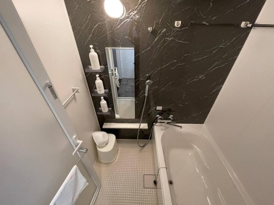 Wolf Pack Apartment 33 Осака Екстериор снимка